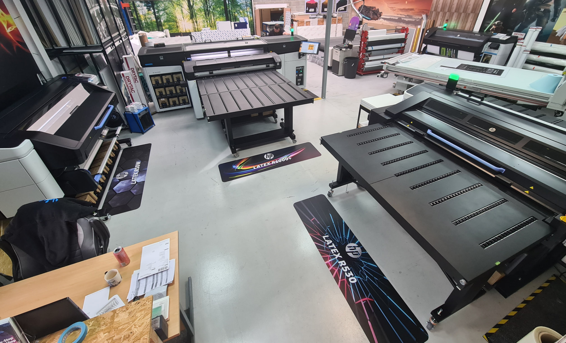 HP Latex R530 and R1000 flatbed printers in the Trade Signs UK production factory